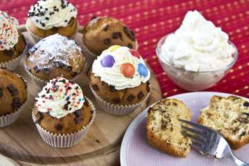 Muffins mit Sahne und Gabel