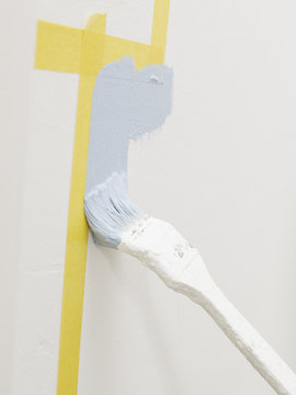 wand hellblau streichen mit pinsel
