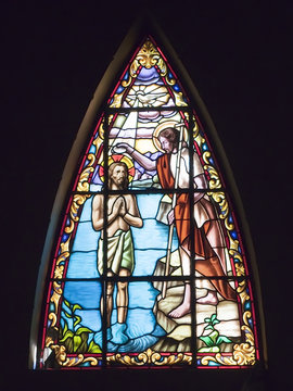 Vidriera con el bautismo de Jesus
