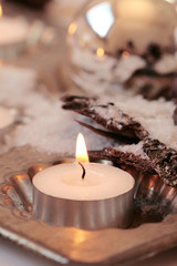 Kerze mit weihnachtlicher Dekoration