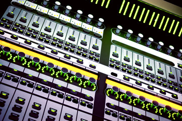 Audio mixing console