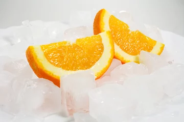 Gordijnen Sinaasappels over ijs © cristi lucaci