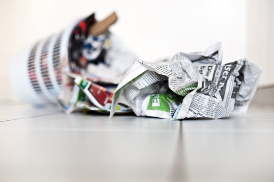 Papierkorb mit Zeitungen