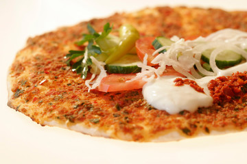 Lahmacun mit Salat