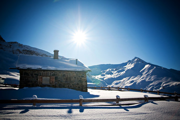 Almhütte vor einer verschneiten Winterlandschaft in Ischgl Tirol