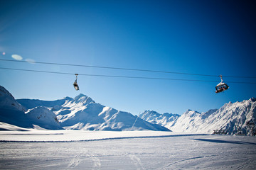 Bergbahn mit Gondeln und Seil im Skigebiet in Ischgl Tirol