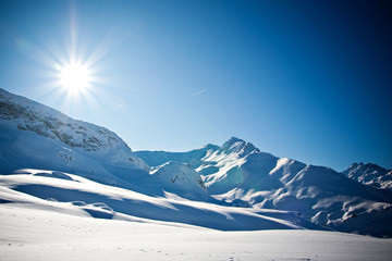 Wintersonne scheint am Berg im Skigebiet in Ischgl Tirol