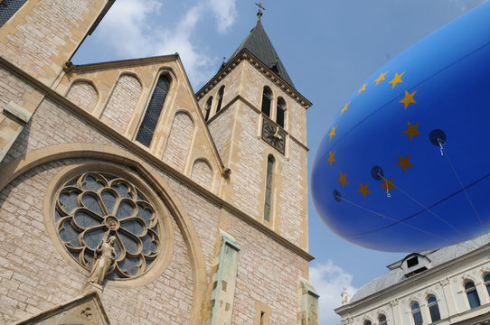 A balloon with the Eu flag and the Sarajevo´s cathedral