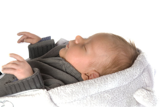 nourrisson de profil qui dort