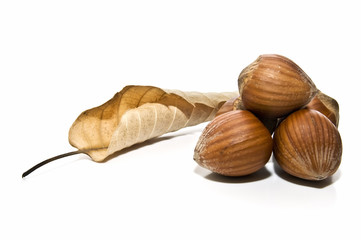 Decoración con avellanas con su hoja