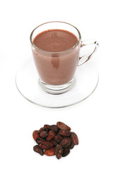 Kakao mit Kakaobohnen von oben auf Weiß