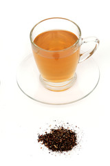 Tee mit Teepulver von oben auf Weiß