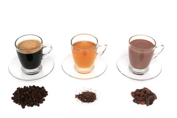 Kaffee Tee Kakao von oben auf Weiß