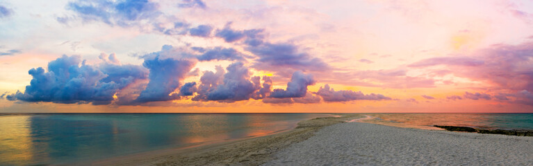 Fototapeta na wymiar Morze, plaża i zachód słońca