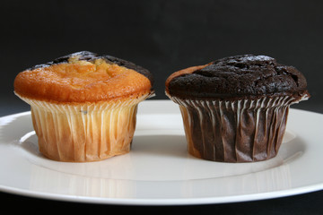 Zwei Muffins am Teller