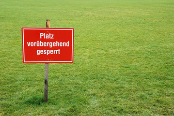 Schild auf Sportplatz: Platz vorübergehend gesperrt