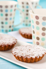Tart with sugar and cups