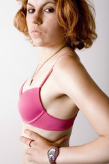 Obraz premium jeune femme chatain en soutien gorge main à la taille