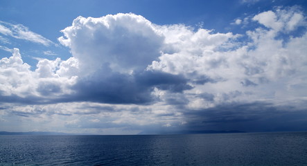 Fototapeta na wymiar Wolken am Meer