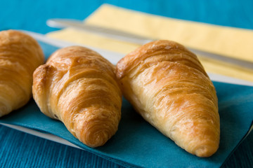 Croissants mit blauem Hintergrund