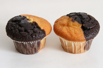 Zwei Muffins mit Schokolade