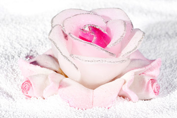 Candle in the form of roses.