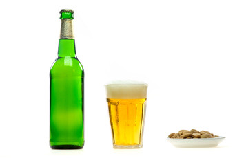 Bier und Mandeln isoliert