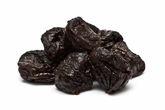 Mont&oacute;n de ciruelas pasas.