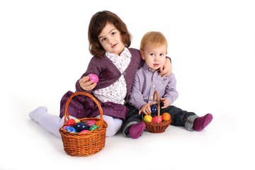 Kinder mit Osterkorb