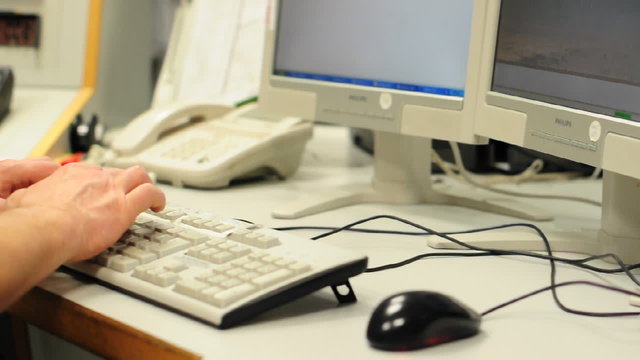 Polizei im B&uuml;ro am Computer