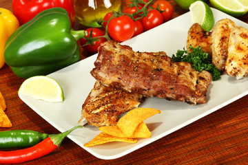 Gegrillte Rippchen und Hähnchenflügel