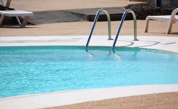Detail von Swimming-Pool mit Badeleiter