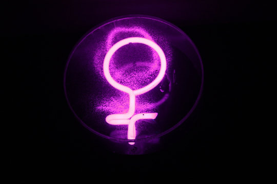 Signe féminin rose - Powered by Adobe