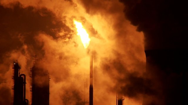 Industrie Fackel bei Nacht