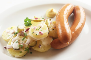 Wiener Würstchen mit Kartoffelsalat - 19253340