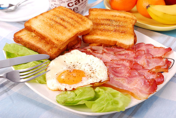 Fototapeta na wymiar bacon and eggs for breakfast