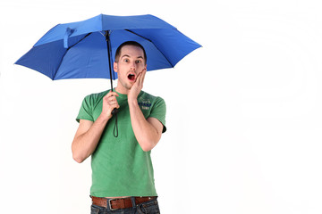 Mann mit blauem Schirm