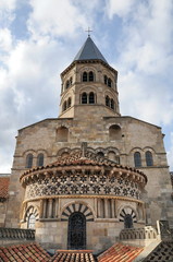 Fototapeta na wymiar Le chevet et clocher de la basilique Notre-Dame du Port