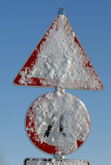 Verkehrszeichen im Winter