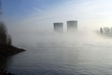 Atomkraftwerk im Nebel