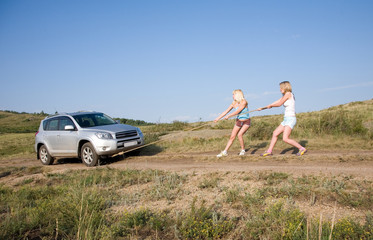 girls tugging car