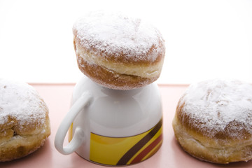 Krapfen auf Tasse