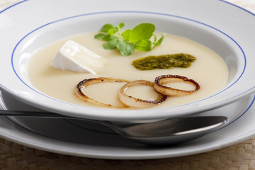 onion soup with pesto and brie cheese