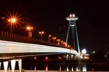 Fototapeta na wymiar Nowy Most nad Dunajem w Bratysławie, Słowacja, w nocy