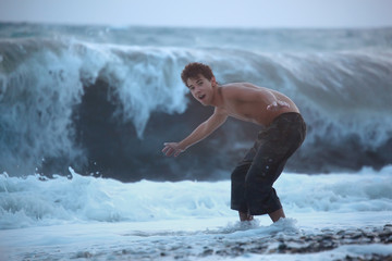 Fototapeta premium teenager escaping from sea wave