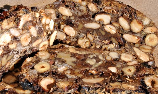 Dolce tipico con noci e nocciole