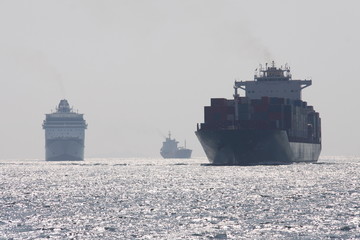 Reger Schiffsverkehr am Bosporus bei Istanbul - Türkei