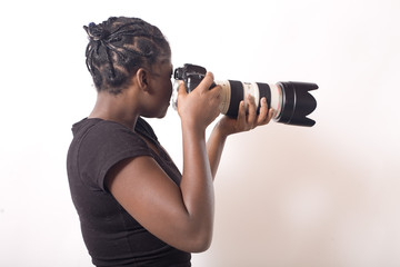 photographe femme utilise un zoom prends une photo