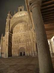 Iglesia de San Esteban en Salamanca por la noche
