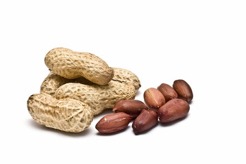 Cacahuetes enteros y sus semillas.